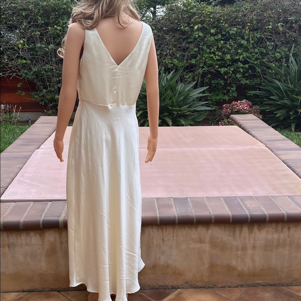 Satin and lace sleeveless gown - Picture 5 of 9